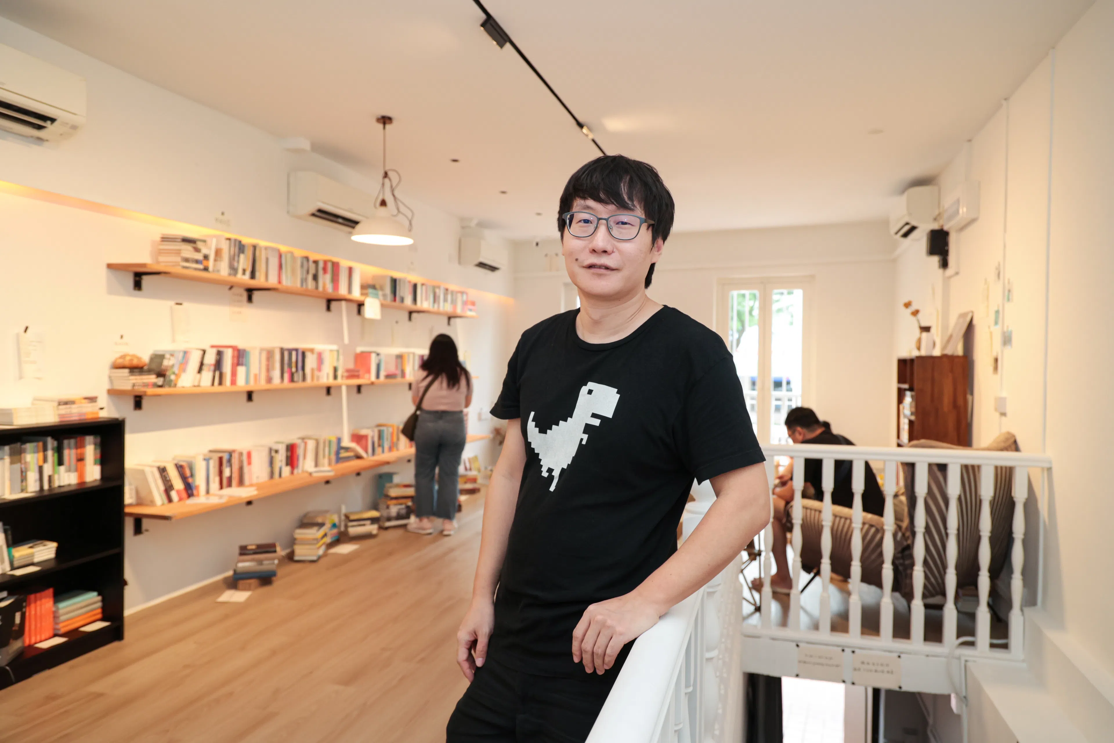 “未完成书店”店长吴迪，也是电影发烧友。（档案照）