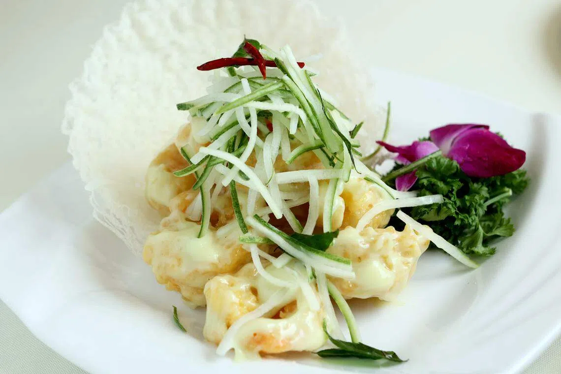 香脆的日式虾球，外层裹有芥末沙拉酱。（龙国雄摄）