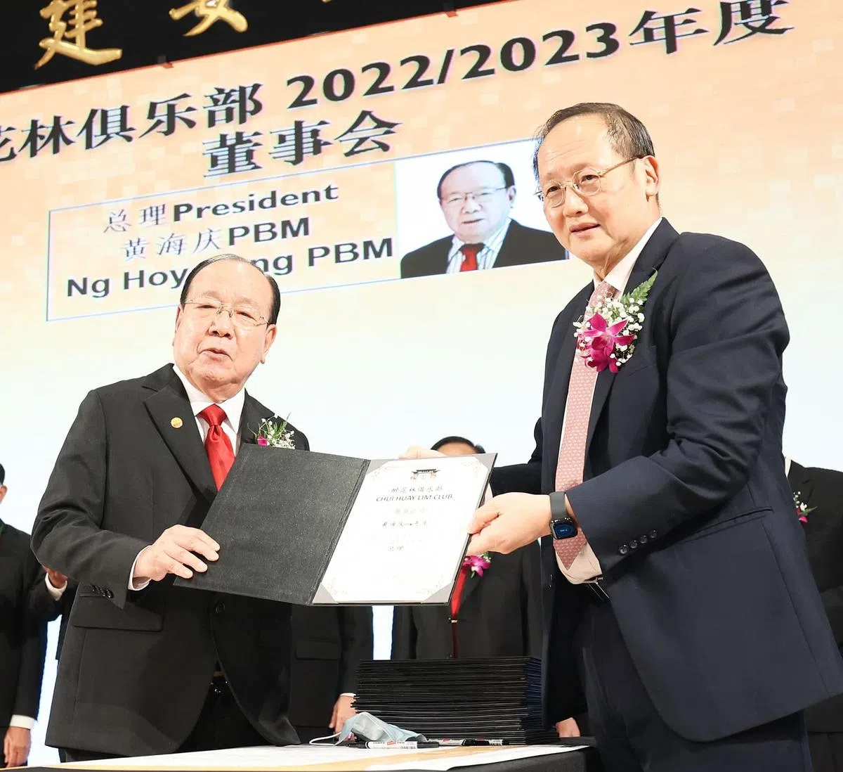 今年7月高票当选为醉花林总理，黄海庆（左）慷慨捐10万元给五个慈善团体。他说：“一个人的品德比财富更为重要，要饮水思源、知恩图报，懂得感恩父母的养育之恩，感谢社会各界给予的支持和厚爱。”（图/受访者提供）