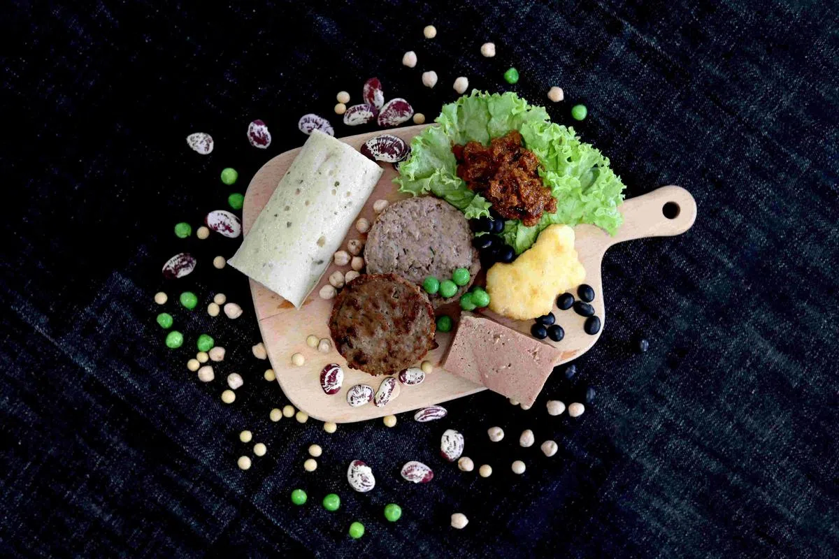 市面上出现许多植物肉和植物海鲜，以更多变化的形态融入料理中。（档案照）