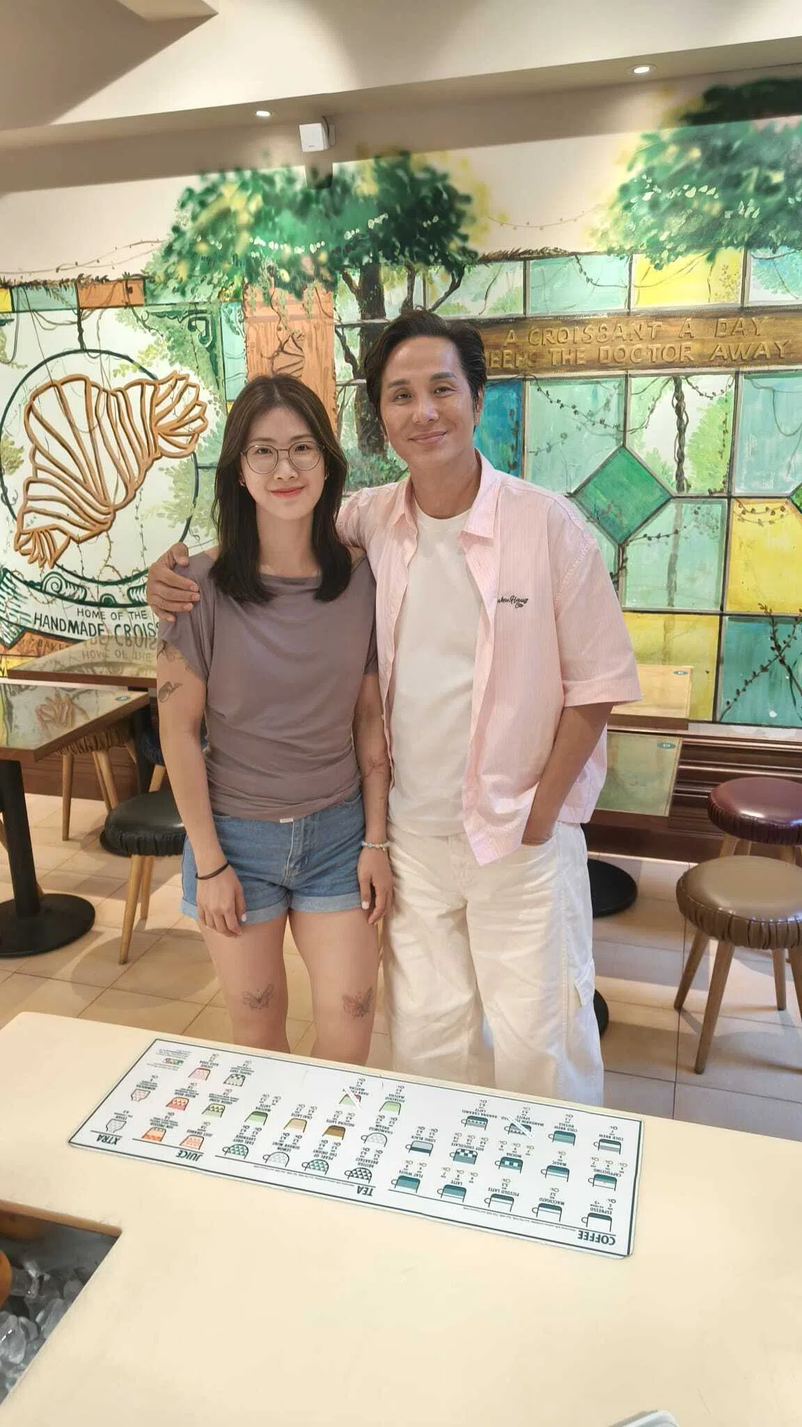 钱翰群在女儿飞伦敦前一起喝茶，并落下不舍的眼泪。（受访者提供）