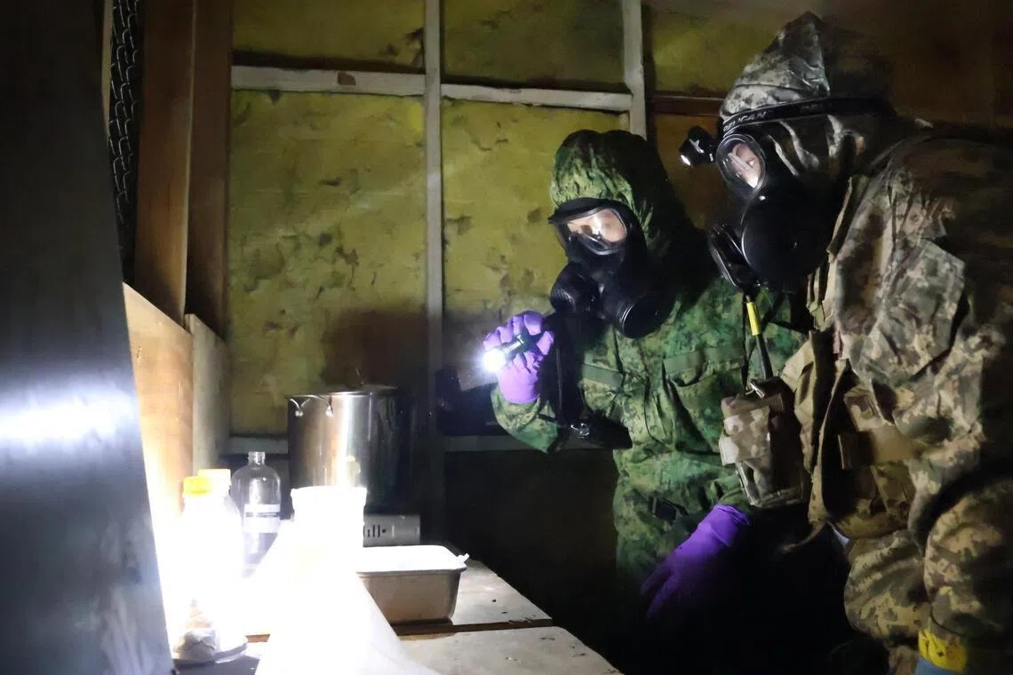 新美专家在化学、生物、放射性和核（CBRN）防卫方面交流。（国防部提供）