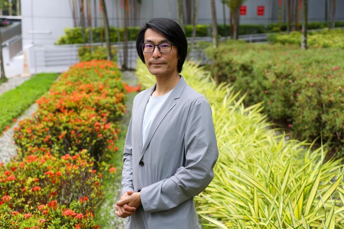 刘卫东22岁出版散文集《指尖流水》，善用散文深入乡土自然，描摹沉着且精巧的情感。（林明顺摄）