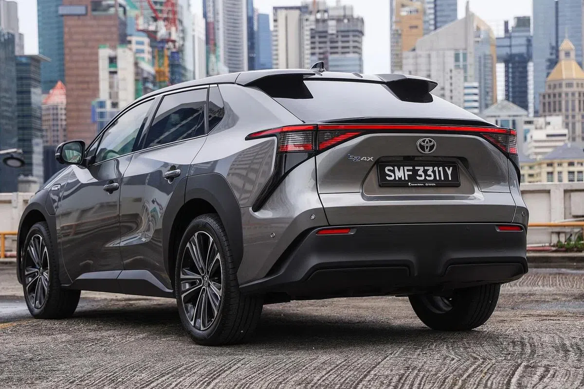 车尾采用贯穿式尾灯组设计，看起来很前卫。（白艳琳摄）