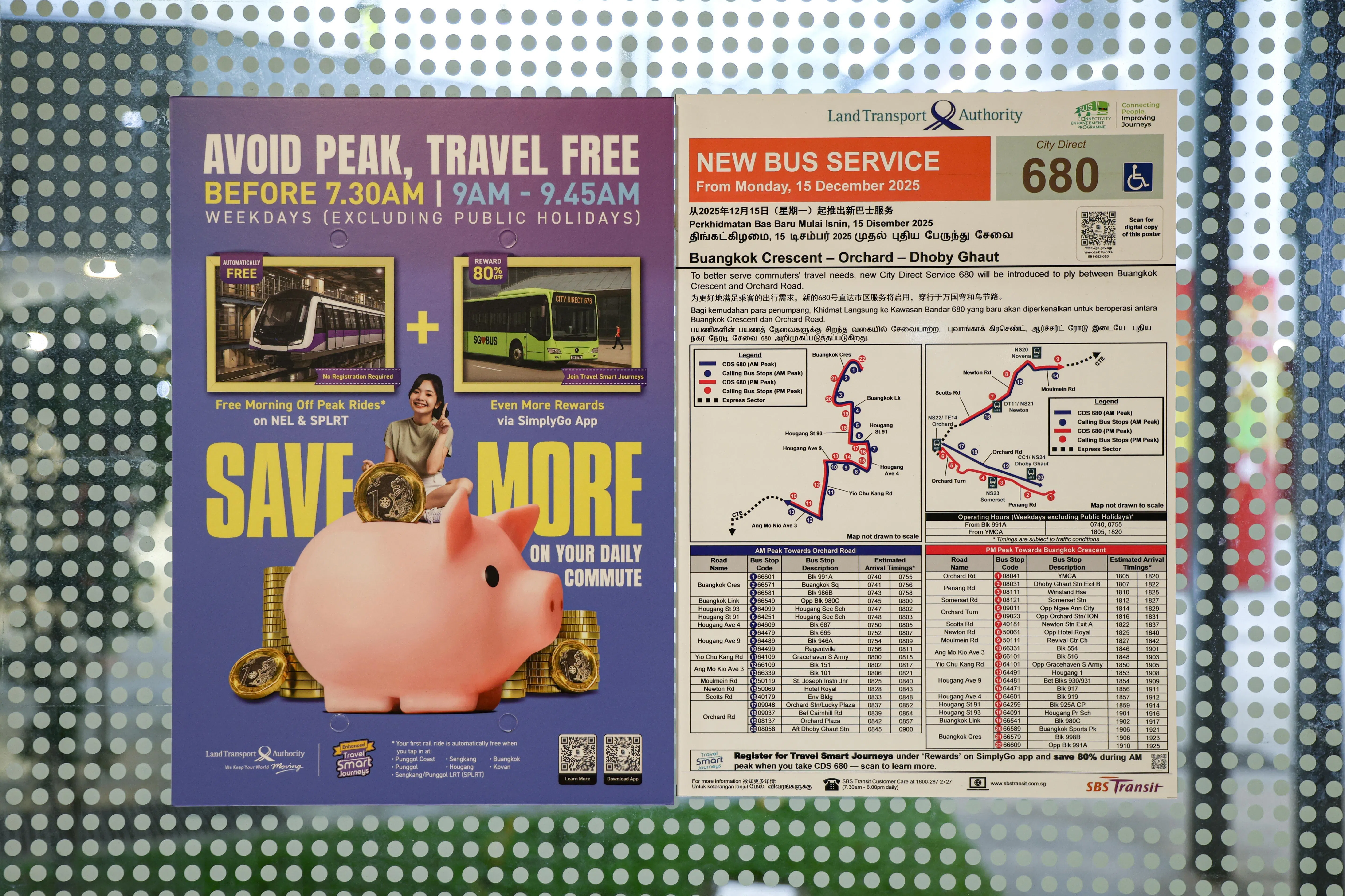 当局在灵活行程规划巴士路线上的巴士站放置告示牌，向乘客宣传计划。（关俊威摄）