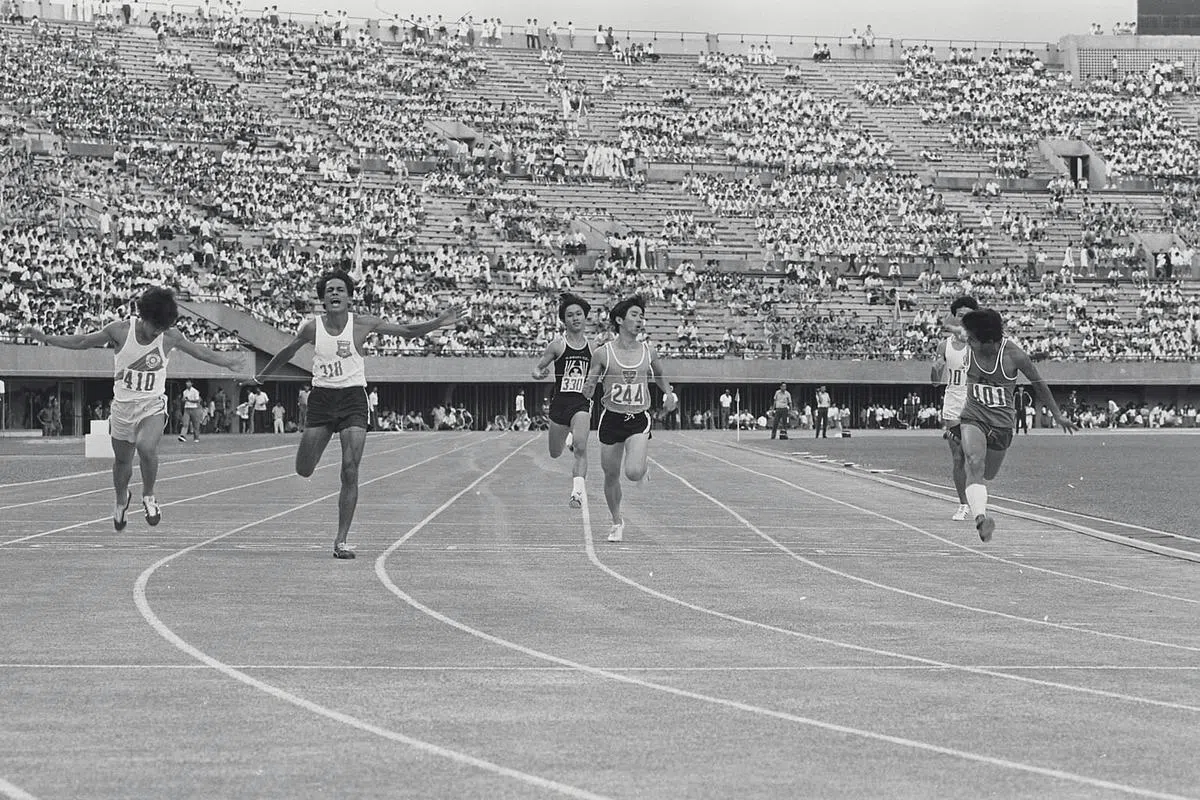 1974年，时为16岁的德明中学学生贾格吉特·星（Jagjeet Singh）（左二）在200米赛跑项目中跑出了22.8秒的佳绩。这不仅打破了大会纪录，还以0.5秒的差距打破了当时于1967年的全国纪录。（图/海峡时报）