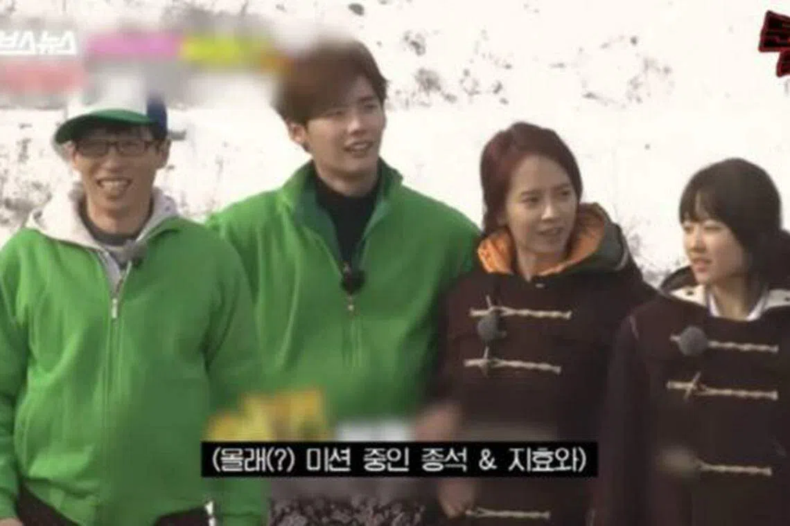 朴宝英（右一）曾上刘在锡（左一）的“Running Man”，她当时不知道李钟奭（左二）和宋智孝（右二）在进行秘密任务，以为两人在交往。（互联网）