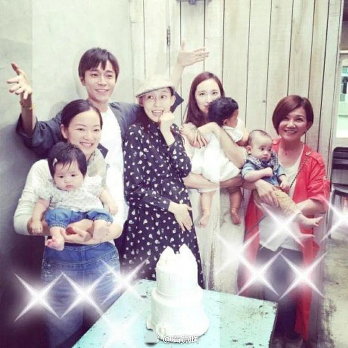 吴青峰（左二）和阿雅（左起）、范玮琪、吴佩慈、梁静茹等好友同聚，大家感谢他带给她们“好孕气”。（面簿）