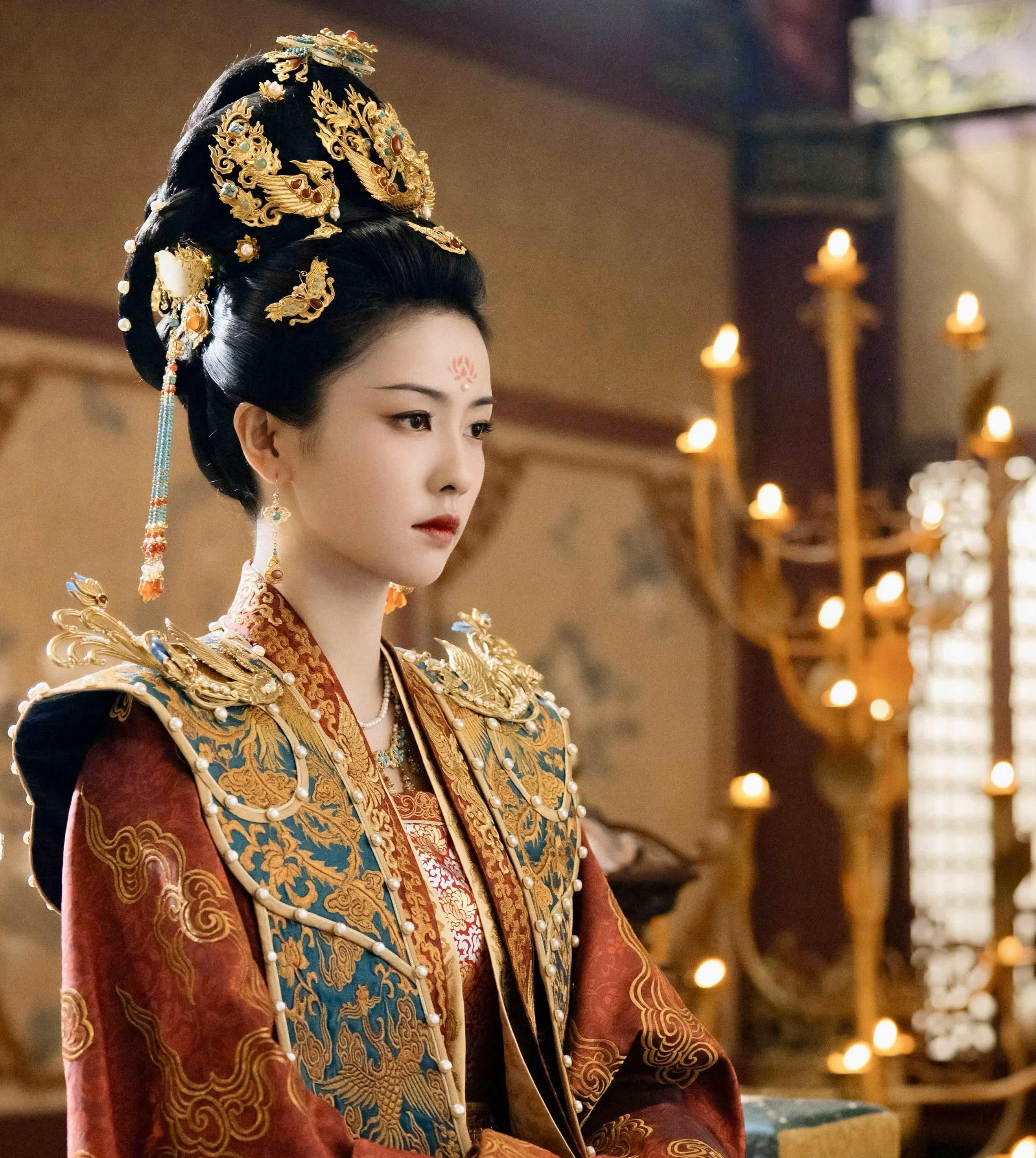 白鹿饰演的姜雪宁第一世骄纵跋扈，为当上皇后费尽心机。