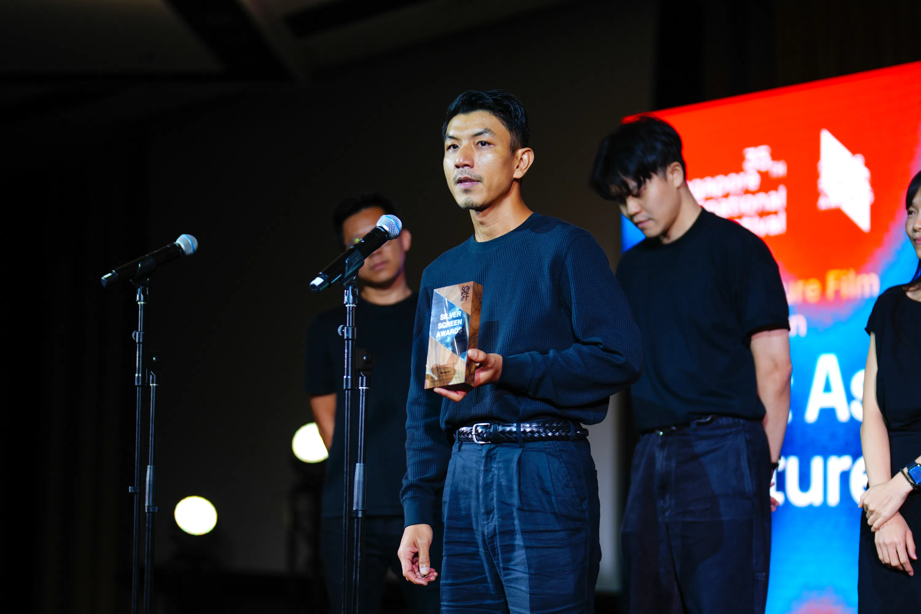 有“泰国梁朝伟”美称的Wanlop Rungkumjad在银幕大奖颁奖礼上致词。（新加坡国际电影节提供）