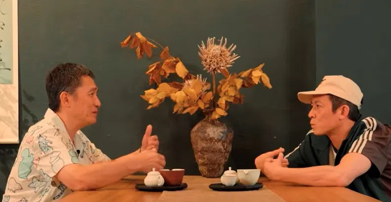 梁朝伟（左）日前接受陈冠希访问，在访谈中無所不谈，难得表现得如此轻松。（图截自YouTube）