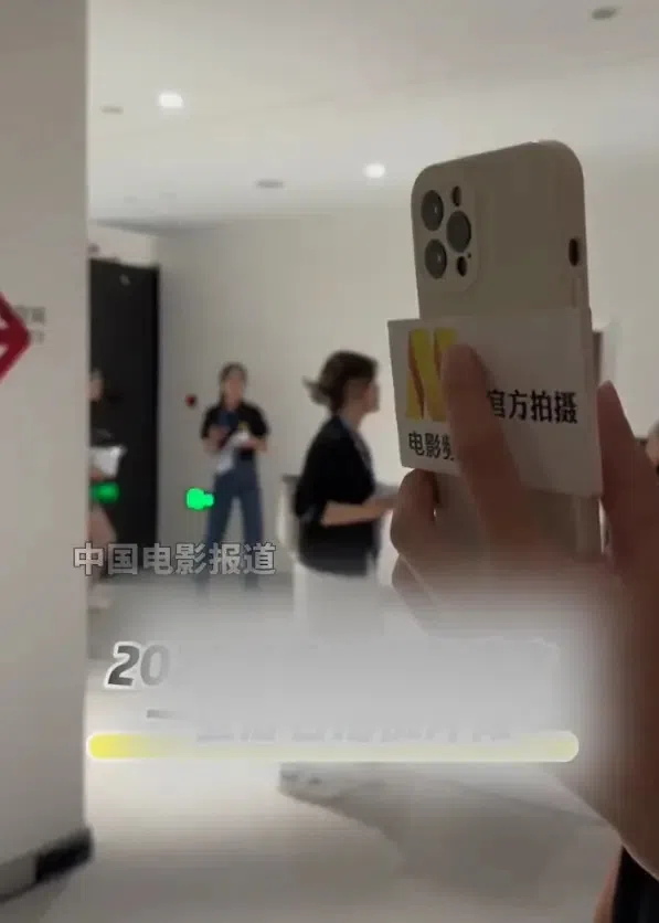 电影频道晒出的照片里，工作人员拿着手机，上面有明显的“电影频道”官方拍摄标志，疑似打脸周也方面的说辞。（互联网）