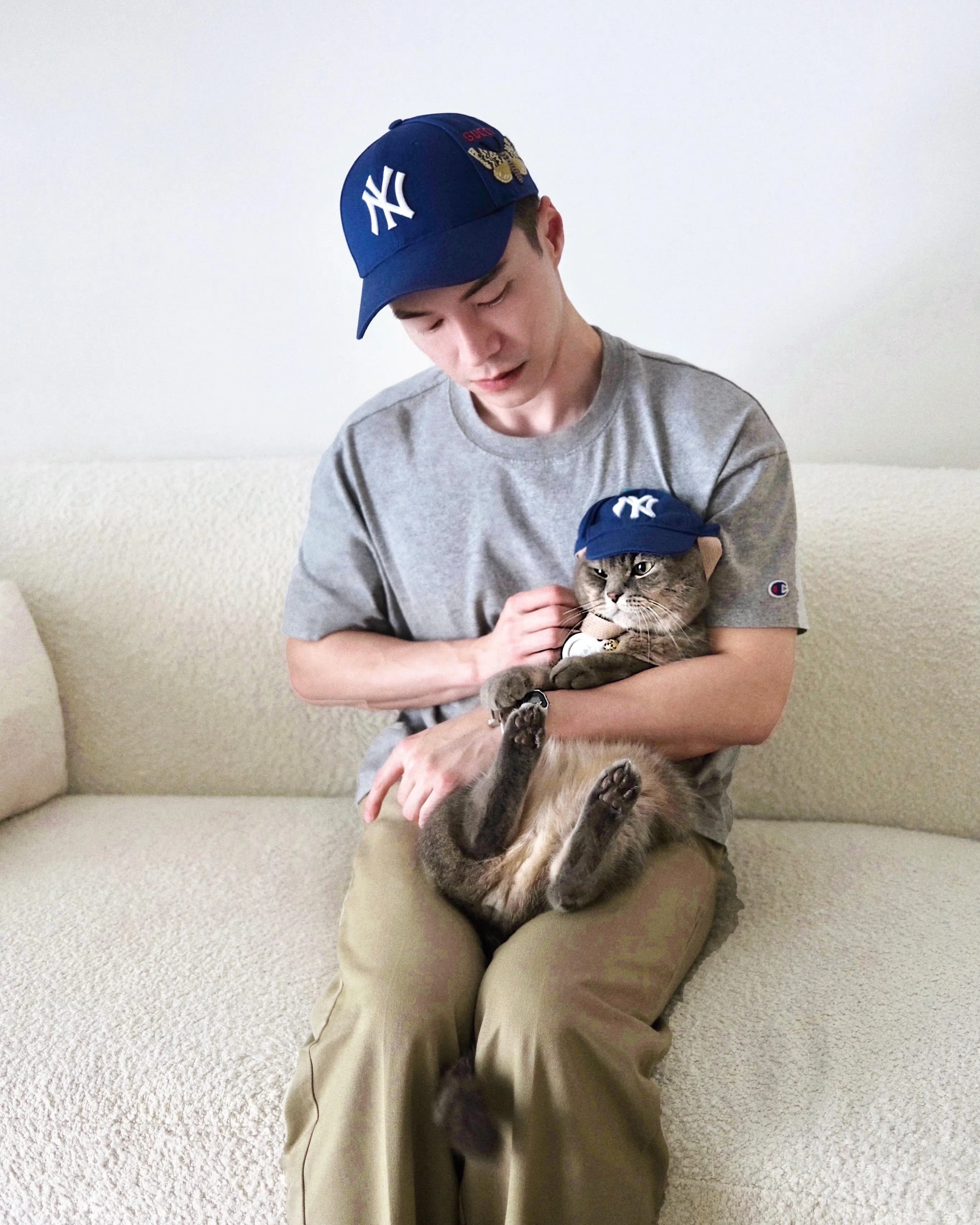 王冠逸和猫咪Tomu戴上同款帽子，粉丝大赞可爱。（取自王冠逸IG）