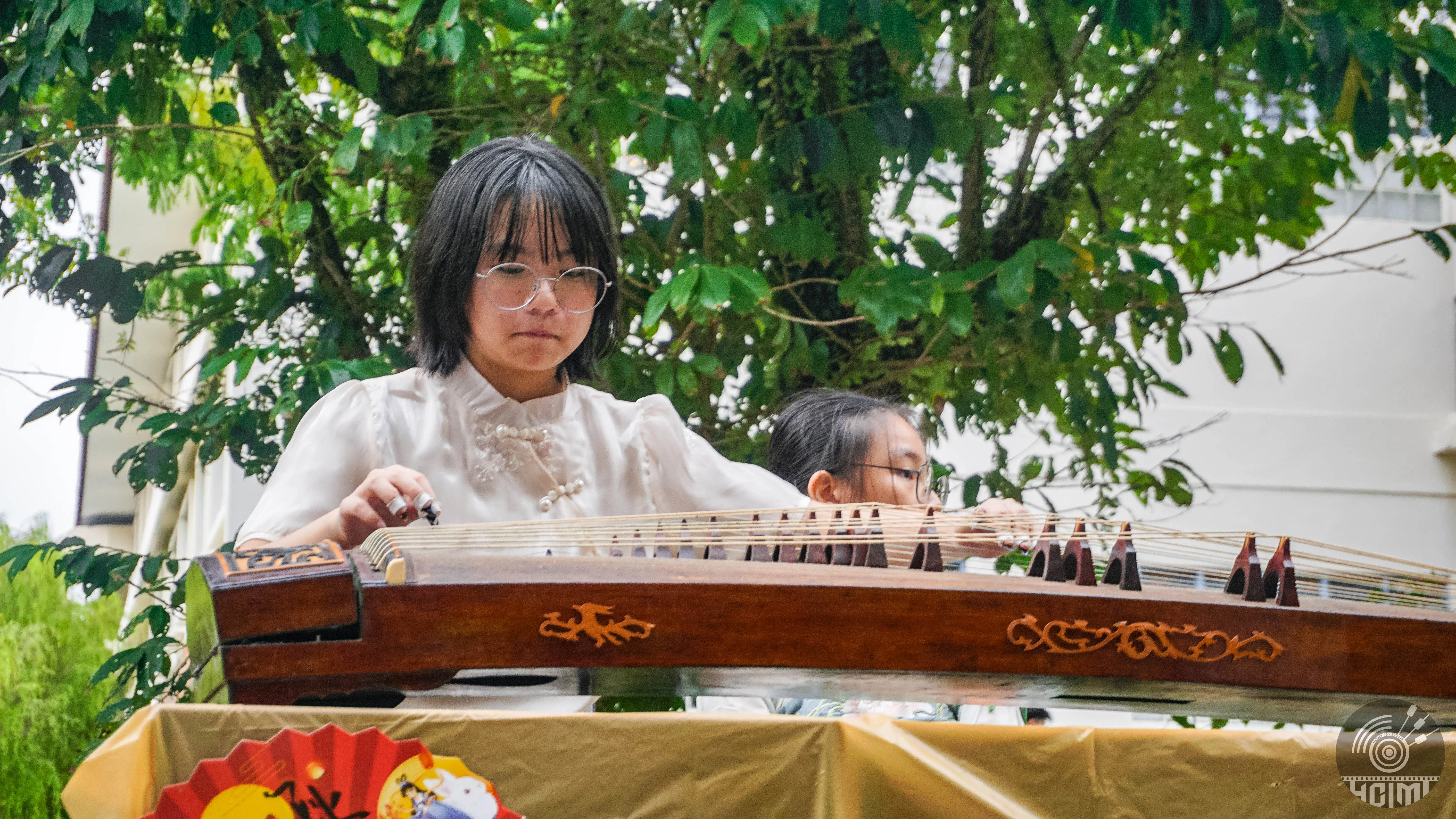 南洋女中有不少学生参加华中中秋游园会，并进行了古筝、歌唱等表演。（华侨中学邱亮岷摄）