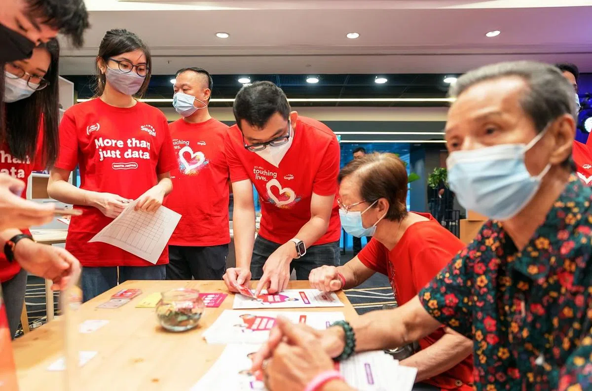 新电信也极力扩大数码包容性，以帮助不具备基本数码技能的年长者也能受益于数码世界，进入可靠的5G连接网络。（图/新电信提供）