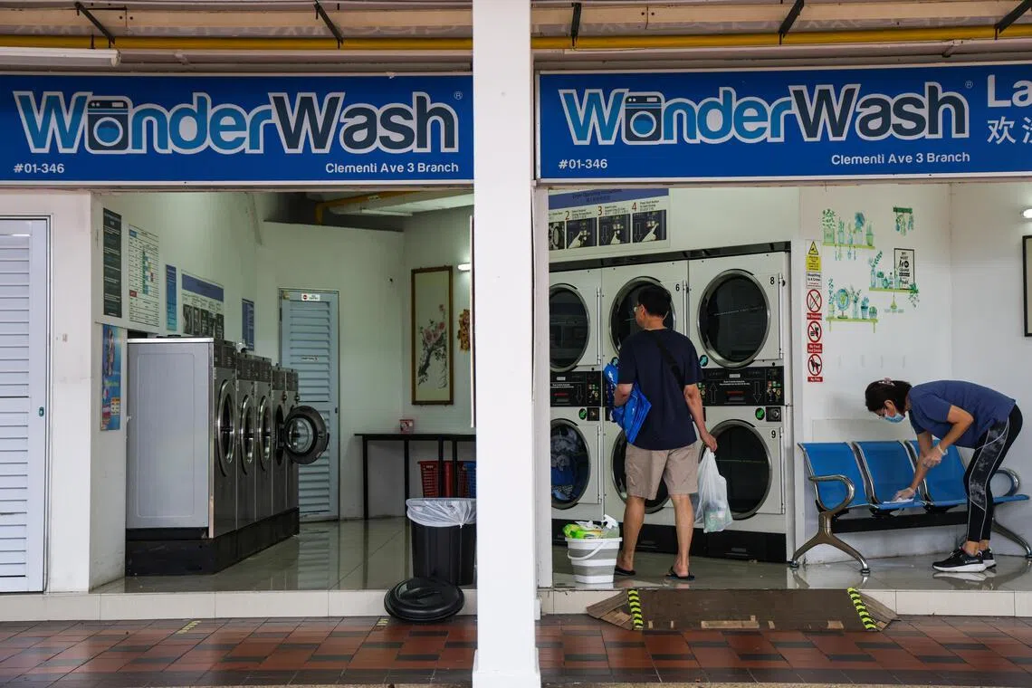 连日降雨打乱部分民众的生活安排，不少人因衣物难以晾干，转到邻里自助洗衣店烘衣。图为金文泰3道一间自助洗衣店星期五的情况。（关俊威摄）