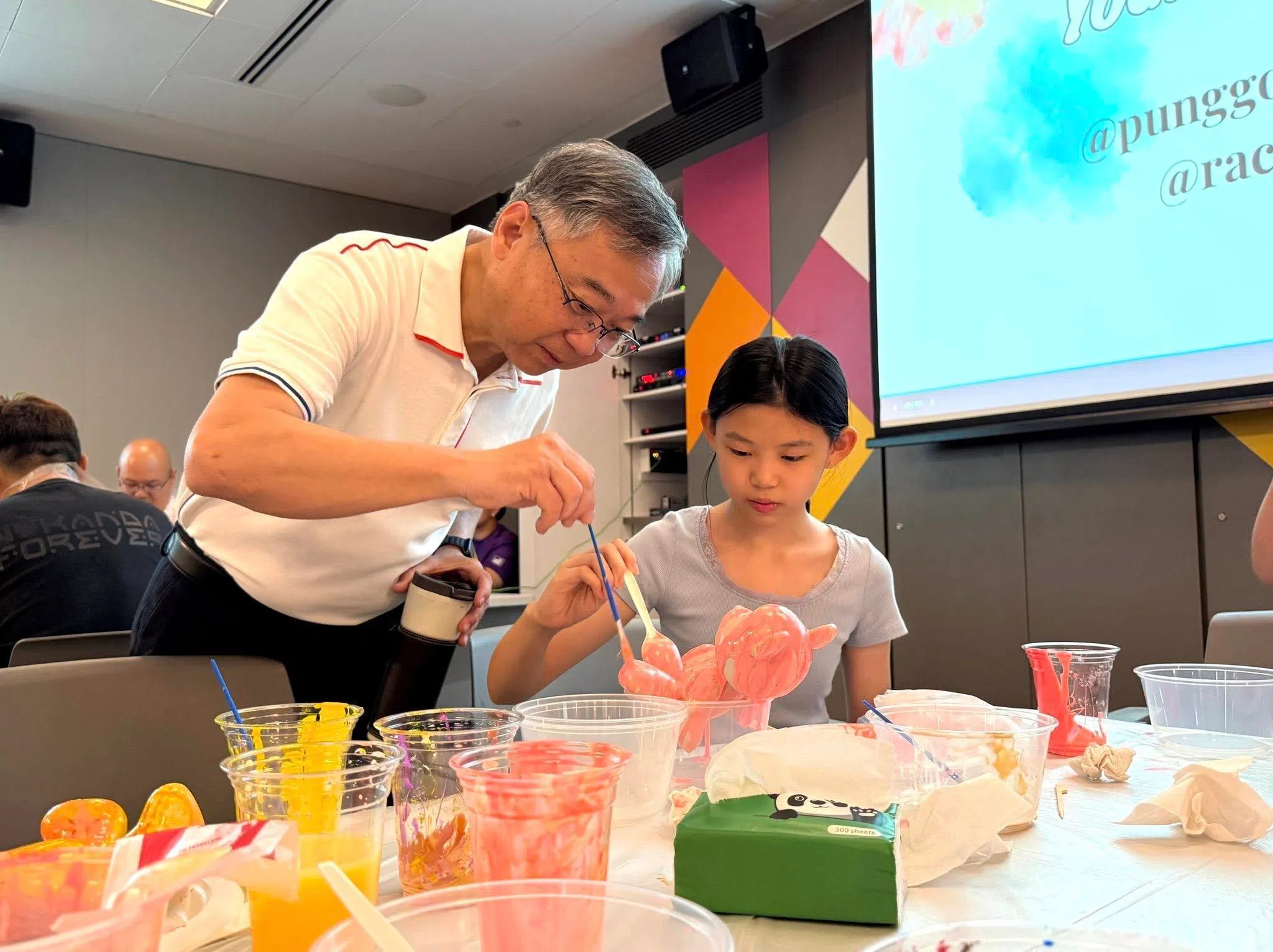 副总理兼贸工部长颜金勇一周至少四天会在榜鹅集选区，包括参加小熊彩绘等各类周末活动。在年轻家庭较多的榜鹅，他成为不少孩子口中的“爷爷”。（取自颜金勇脸书）