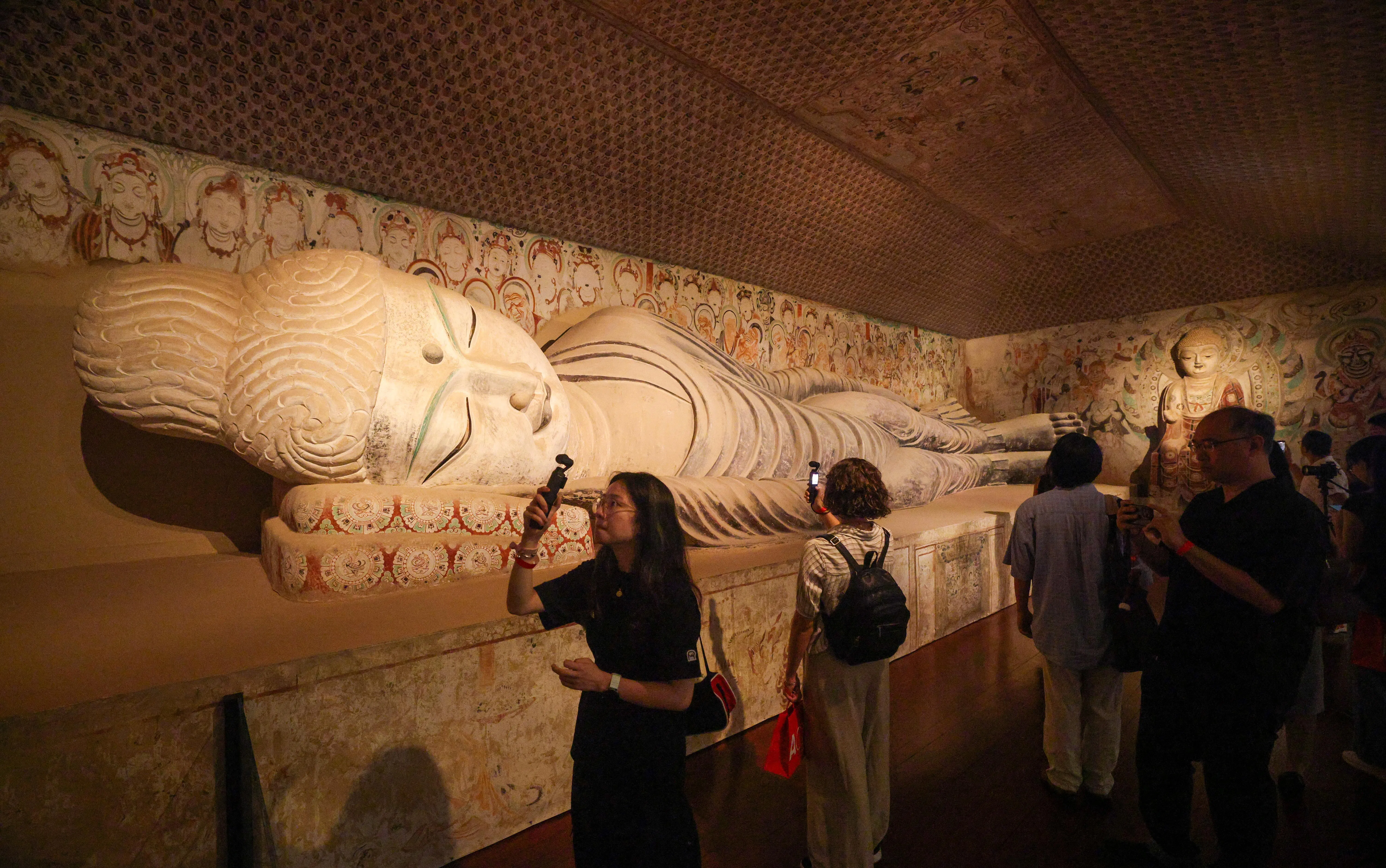 “敦煌：佛教艺术与丝绸之路”展星期五（9月25日）在亚洲文明博物馆拉开序幕，呈现四个莫高窟复制佛窟，包括莫高窟最大的释迦牟尼涅槃像所在的第158窟。（陈渊庄摄）