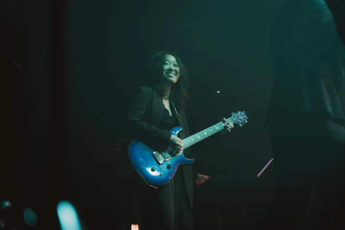 在张咏岚看来，街头表演与舞台表演最不一样、也最有魅力的点，是它的不确定性，以及与观众共同留下的温暖回忆。（受访者提供）