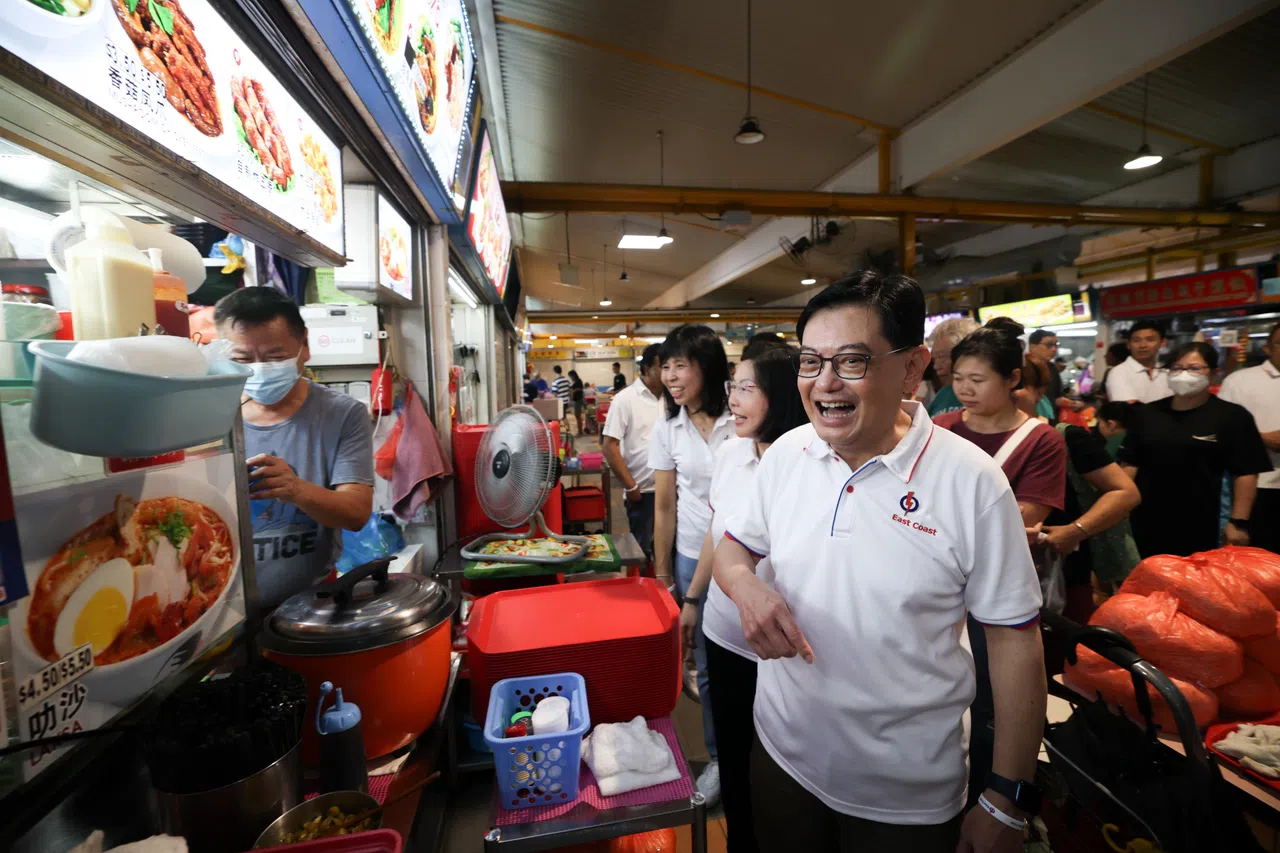 副总理王瑞杰星期六（4月12日）早上带领东海岸集选区议员走访位于勿洛北第85座的凤山巴刹。（关俊威摄）