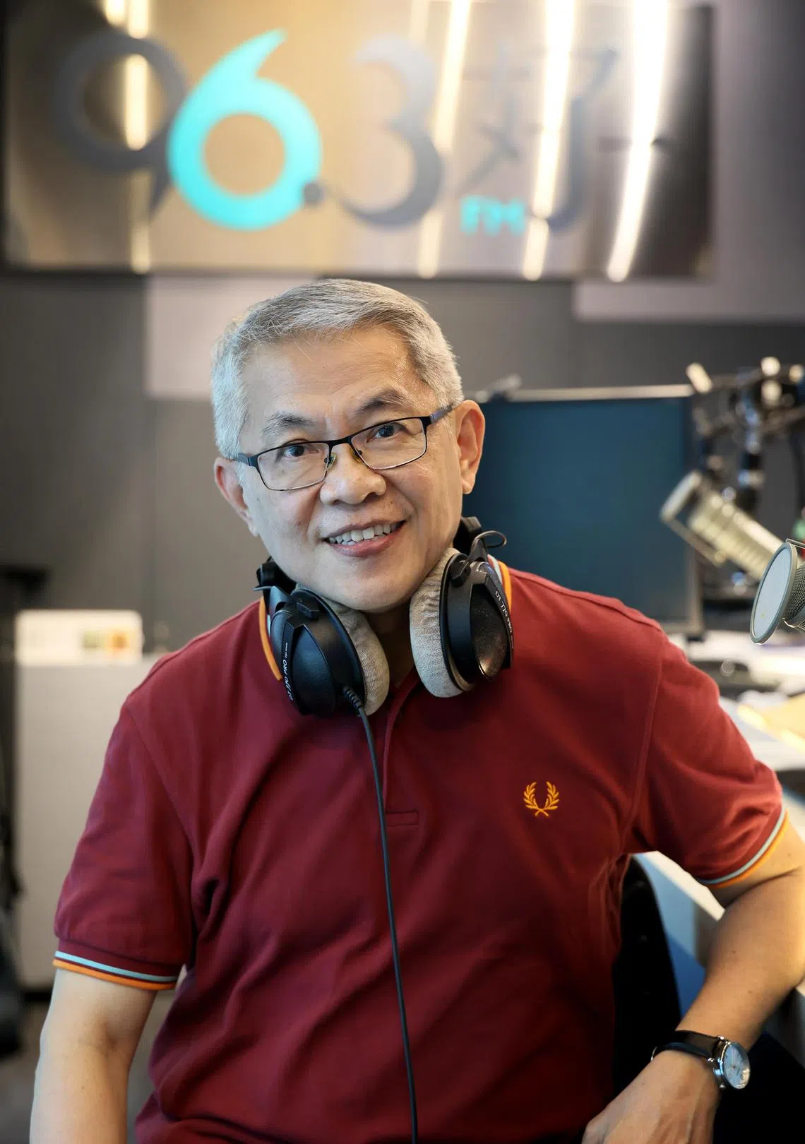 听众在《好歌音乐盒》单元播出时热情发短信，李士嘉耐心地尽量一一回复。（档案照）