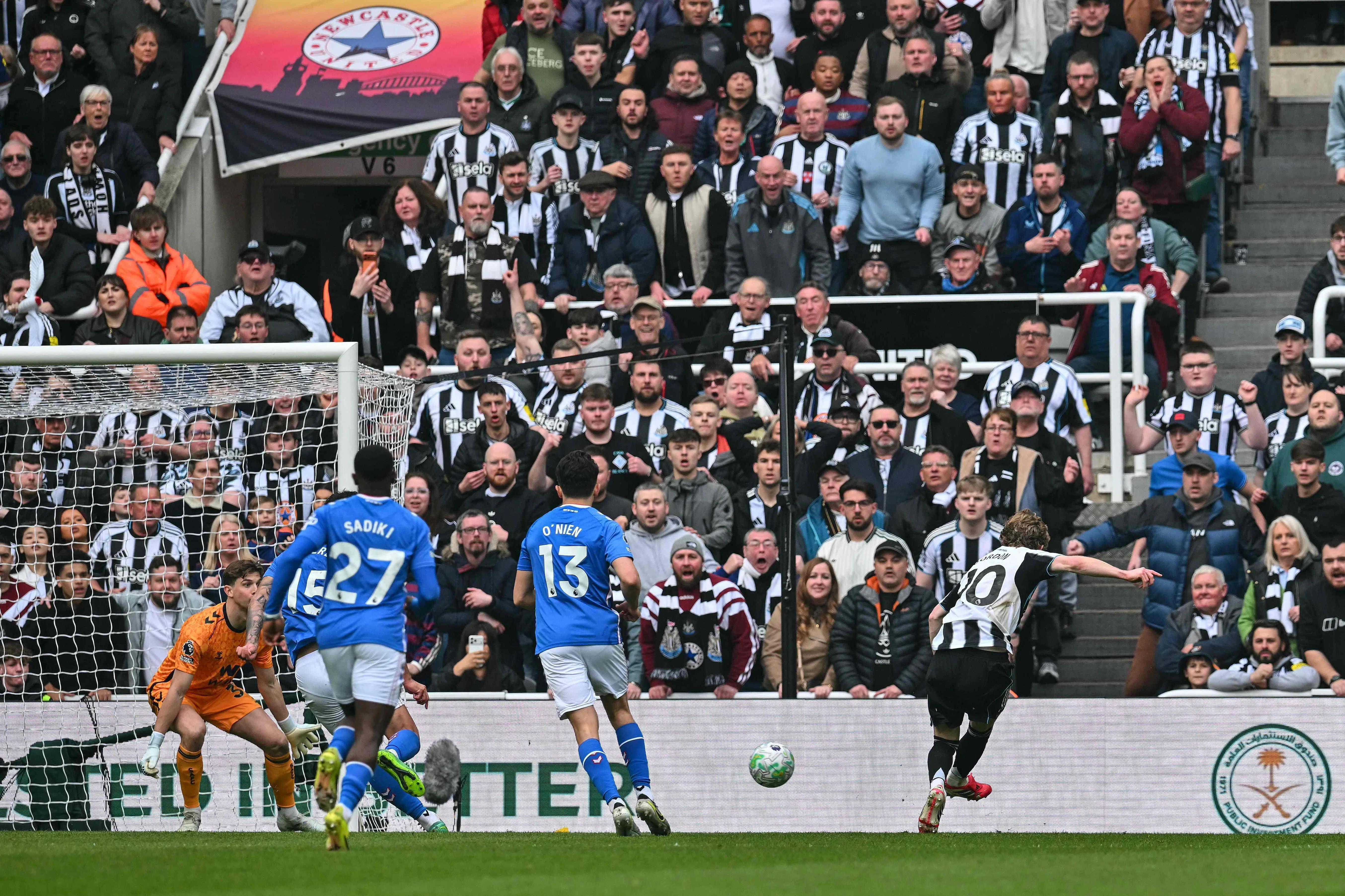 戈登（10号）为纽卡斯尔先进一球，可惜最终球队还是遭到逆转。（法新社）