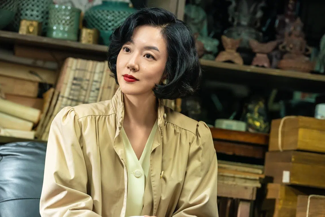 林秀晶在剧中化身艳丽的70年代女性。（Disney+提供）