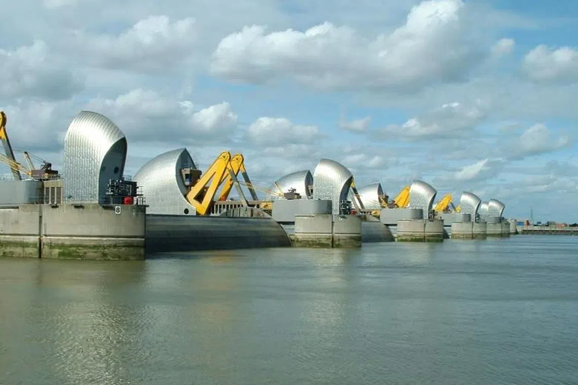 我国拟建的海岸防护墙由多个横跨水道的闸门组成，平时保持开放，只有在水位高涨时才会关闭闸门。图为英国伦敦泰晤士河的防护墙，自1982年开始使用。（取自Solico Engineering B.V.）