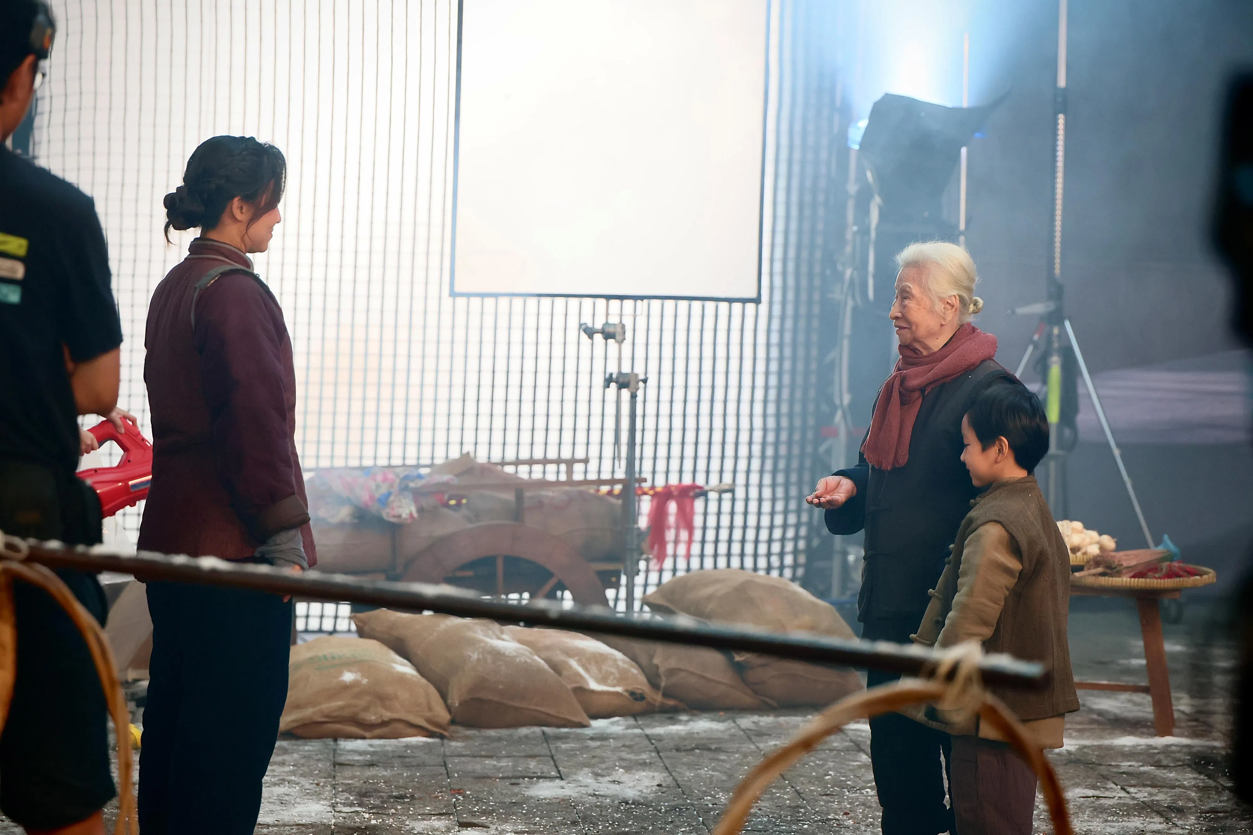 王惠珊（左）和祖母史玲芬（中）于VP片场对戏。（龙国雄摄）