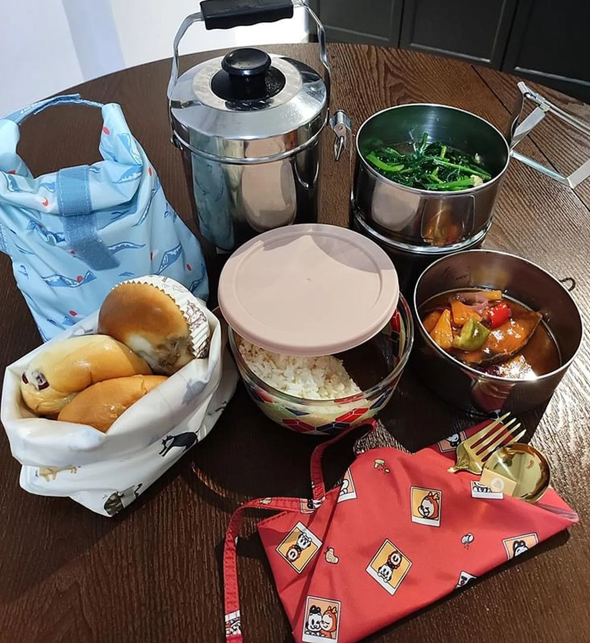 以各种自备器皿取代保丽龙饭盒和塑料袋，外带也不会制造额外一次性垃圾。（图/作者提供）