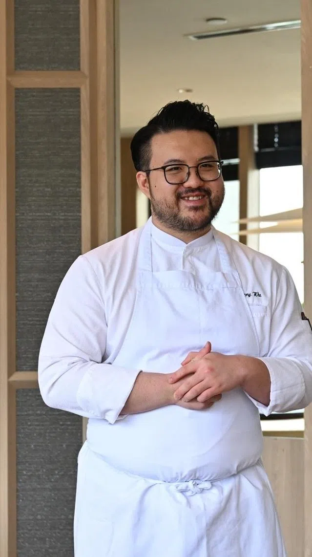 深圳Ensue餐馆主厨吴稚阳认为，当新一代厨师也是种脑力活，须要不断学习。（餐馆提供）