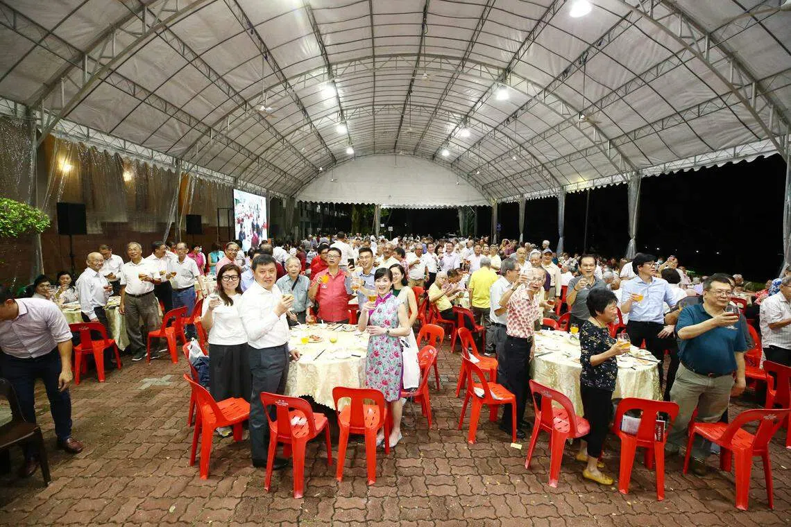 华中人在宴席上共叙同窗旧谊，尽享团聚喜悦。（华中校友会提供）