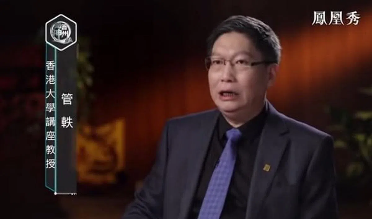 管轶去年11月接受凤凰卫视吴小莉专访时说：“如果要以清零为目标，我估计我们没有机会了，因为这个病毒已经长住下来了”。该视频目前在中国已下架。（视频截取）