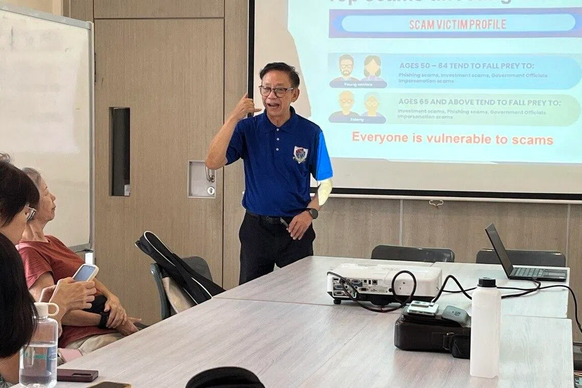 退休警员梁福光通过讲座与乐龄人士分享反诈骗知识。（受访者提供）