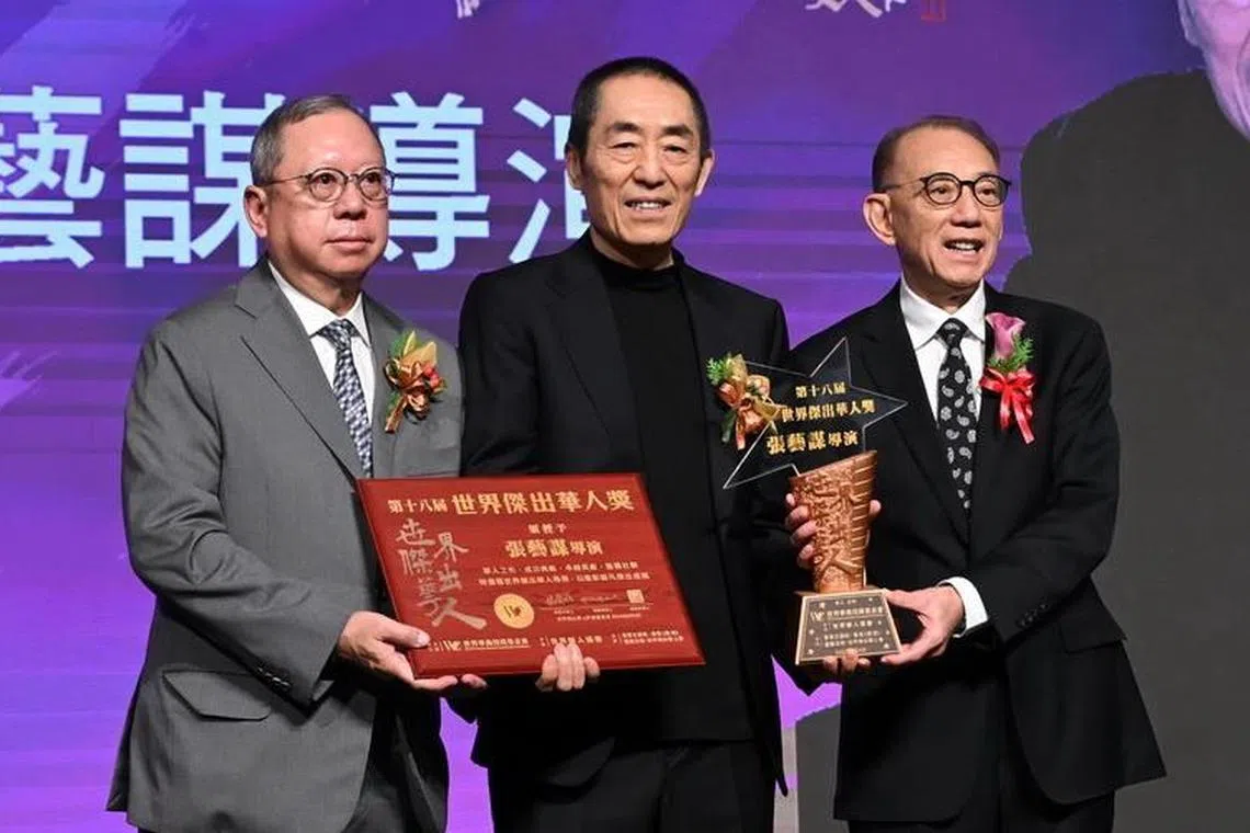 张艺谋（中）是第18届“世界杰出华人奖”得主之一。（互联网）