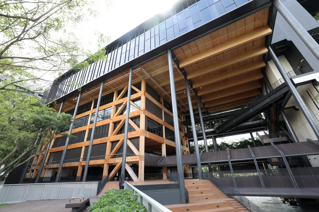 2023年启用的建设局专科学院新楼采用层压胶合实木，最初出现发霉迹象，但通过调整冷气便很快地解决了问题。（邝启聪摄）