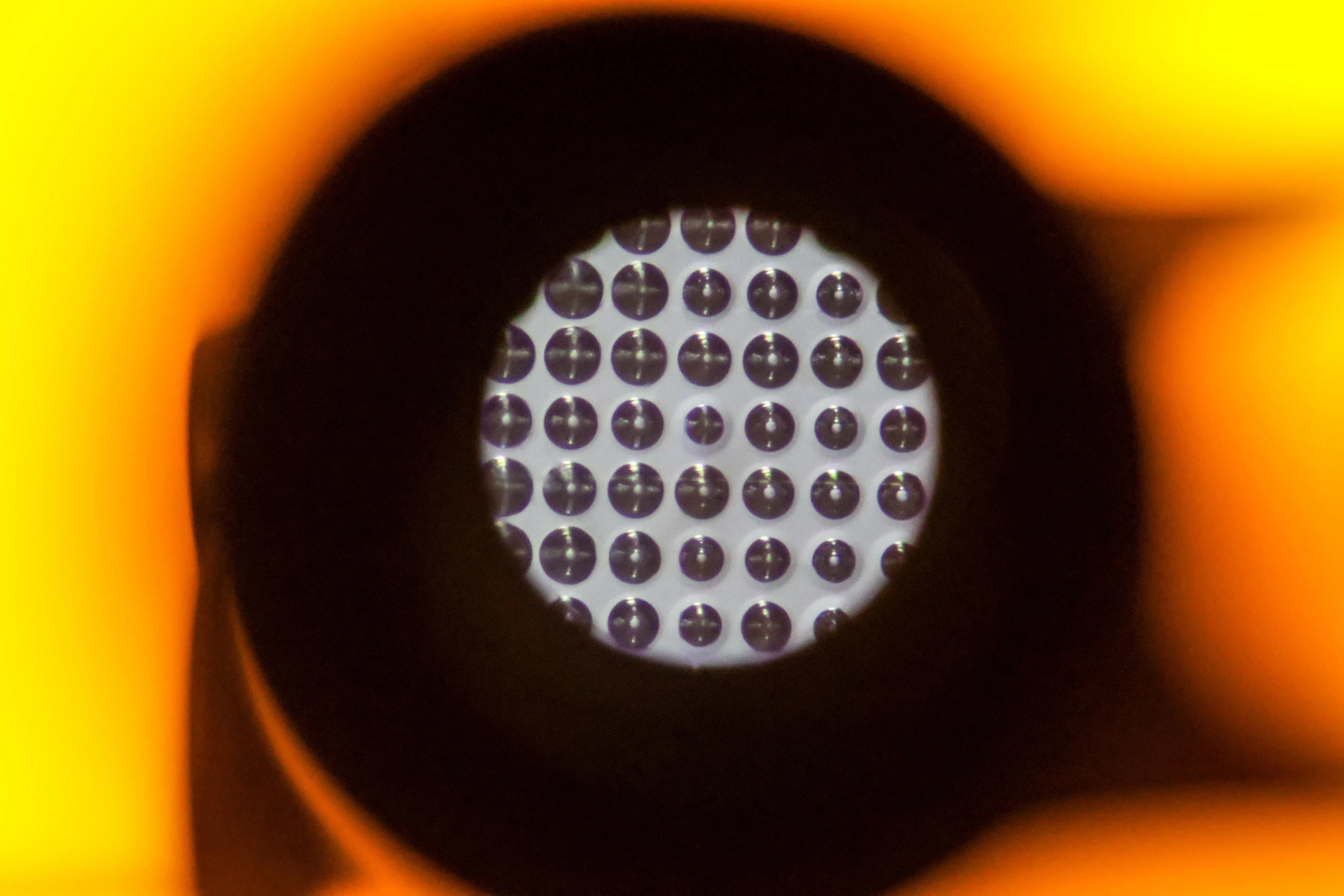 3D打印机制造的亚微米级锥形结构，用于改善贴片超声换能器与人体之间的声波传输效率，提升成像质量。（叶振忠摄）