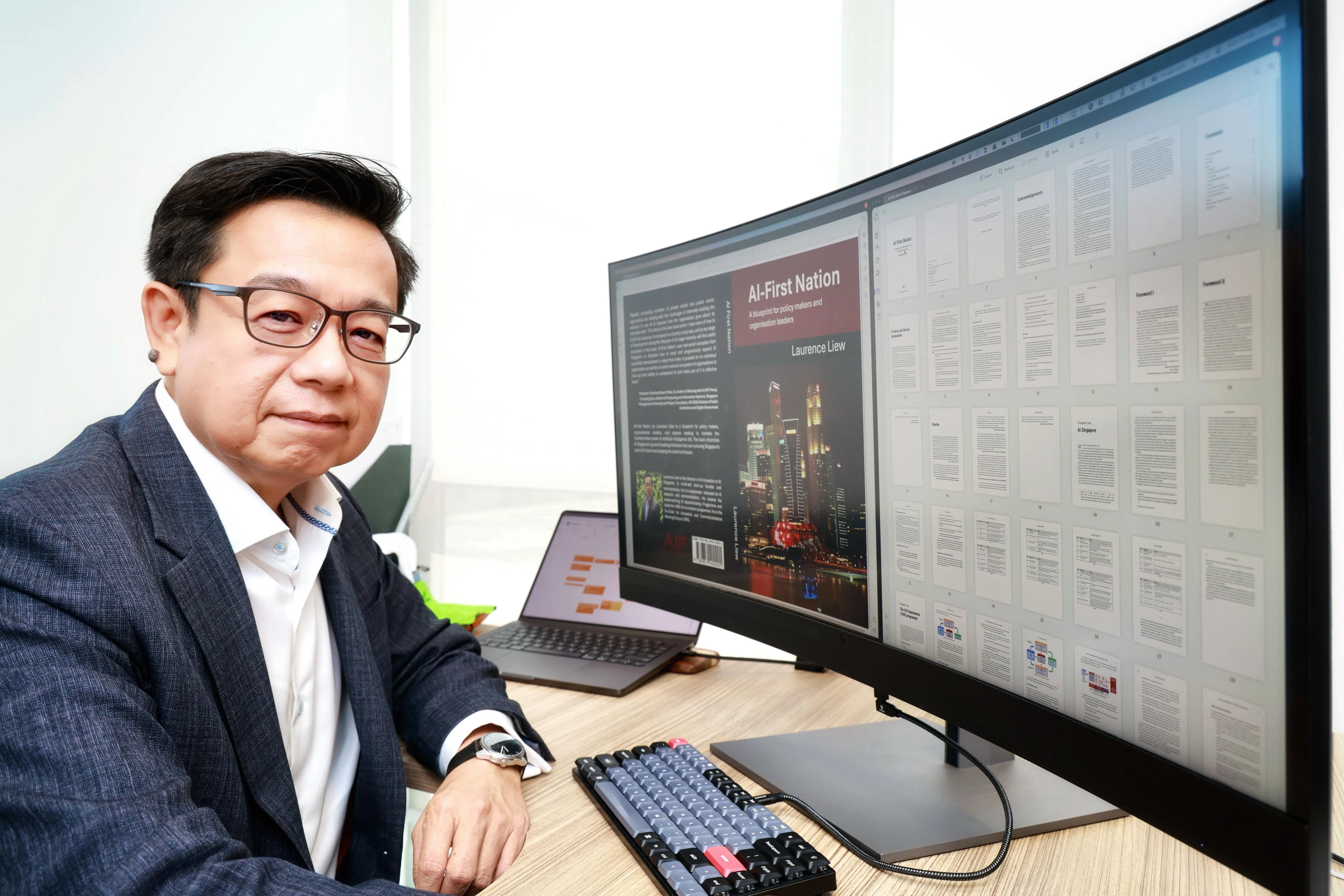 全国人工智能核心AI产业创新总监廖永健在《智造狮城：新加坡AI炼金术》正式出版前，与记者分享这本175页新书的数码样刊。（特约陈来福摄）