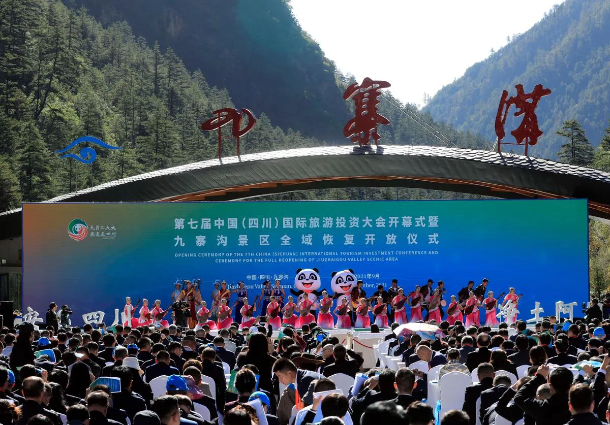  9月28日，九寨沟景区全域恢复开放仪式在四川省阿坝州举行。（中新社）