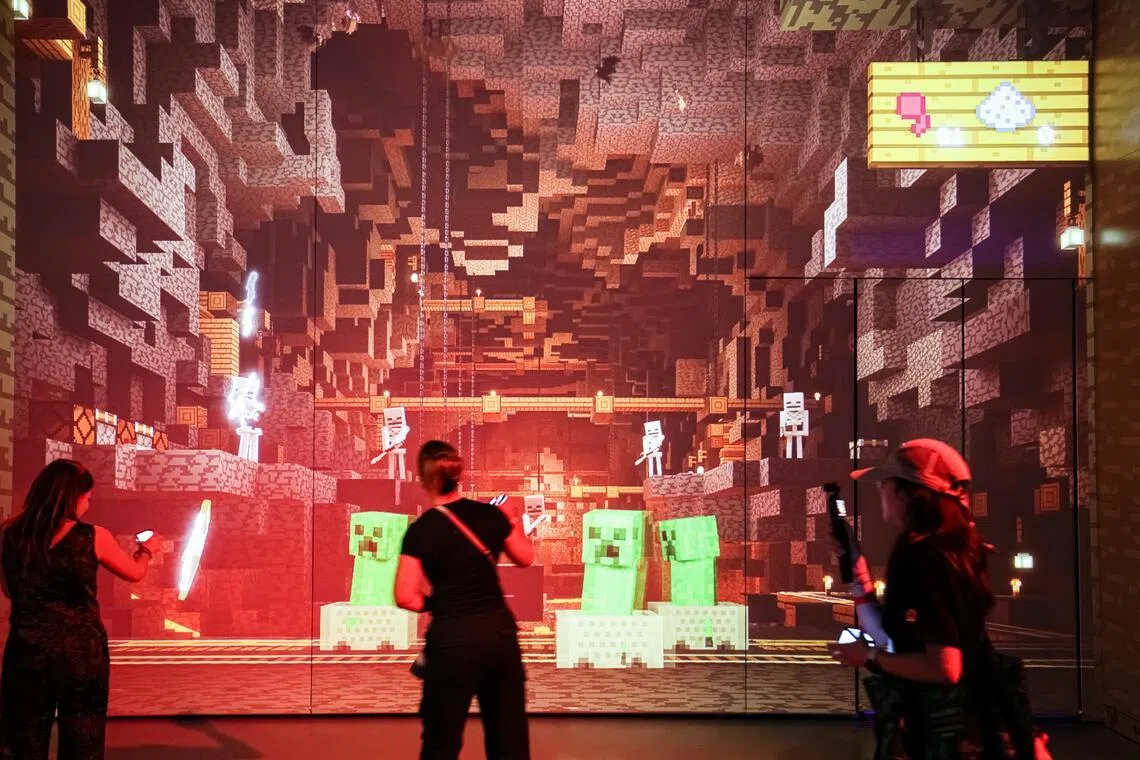 矿井场景让参与者体验危机四伏的地下采矿。他们在采集稀有矿石的同时，须时刻保持警惕，留意周围的危险。（关俊威摄）