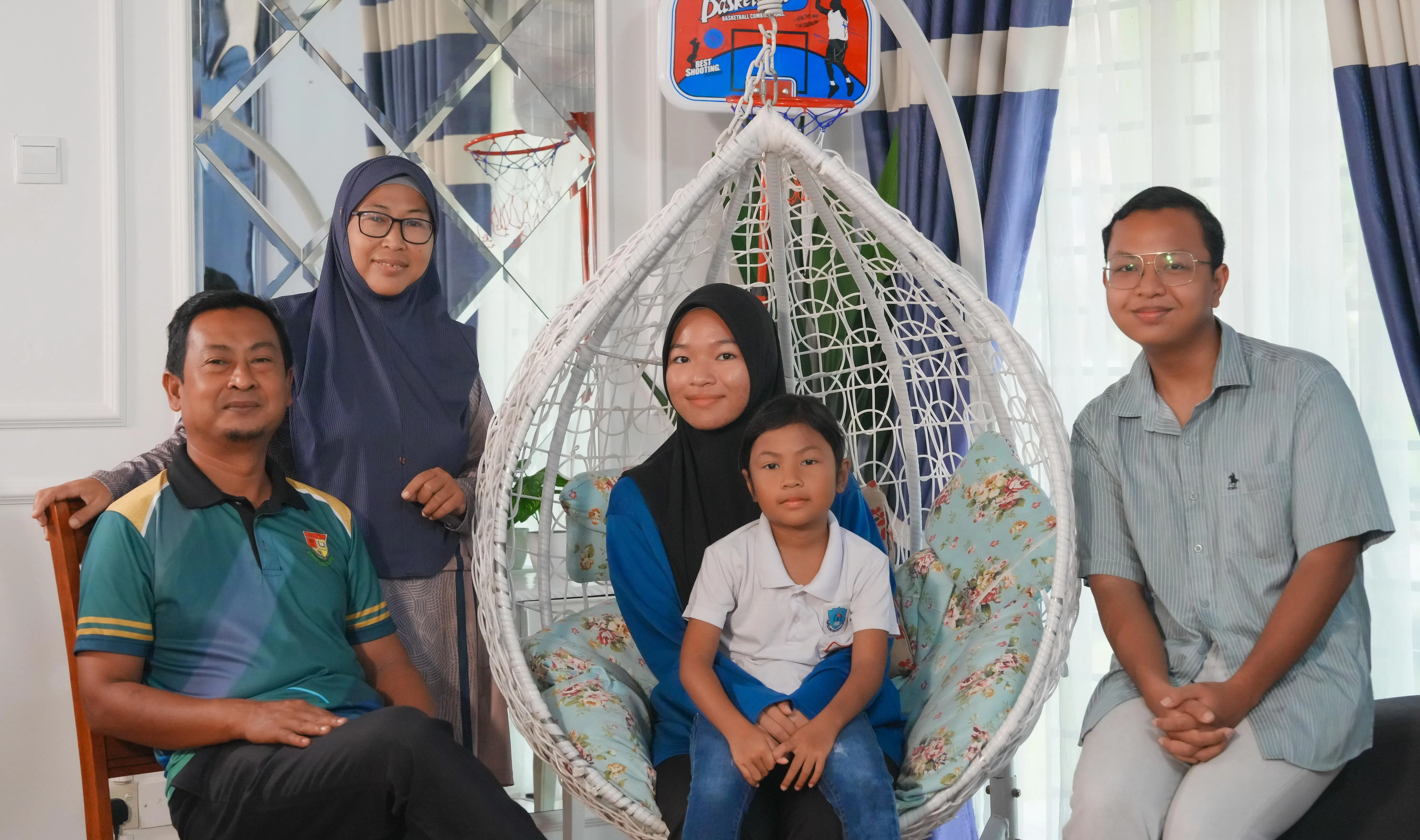 再娜（左二）是华小毕业生，她的三个孩子也接受华文教育，一家人平常都用华语沟通。（特约邓德兴摄）