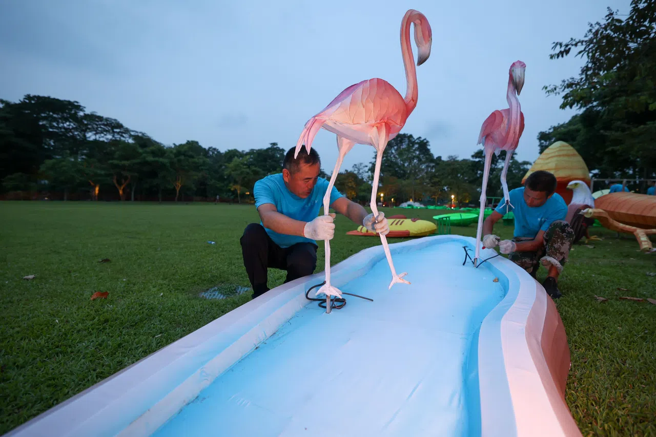 夜幕降临，师傅们为了争取时间完成灯饰组装，在照明微弱的情况下工作。（白艳琳摄）
