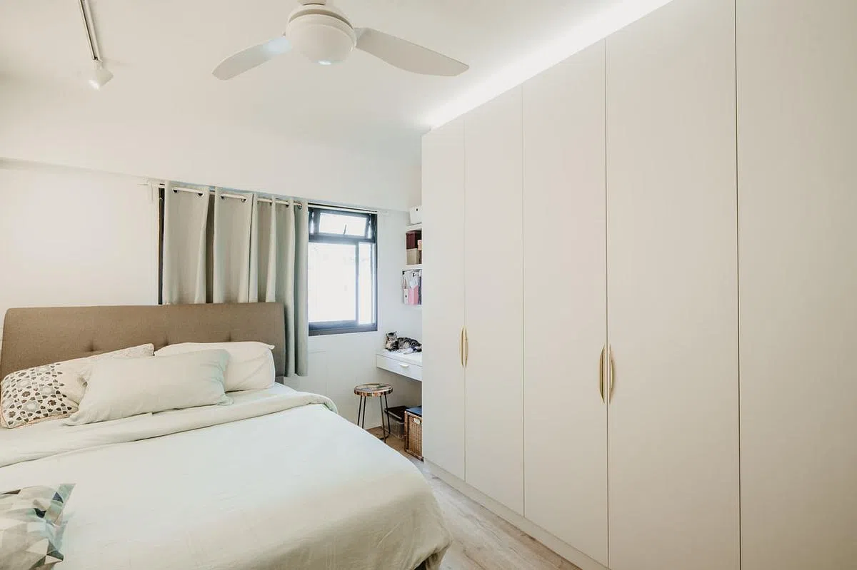 纯白设计的主人房。（Wood Works Studio提供照片）