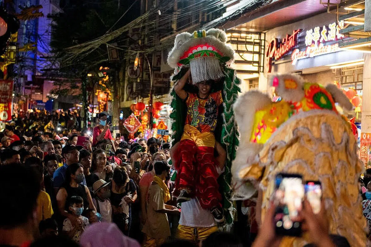 一个舞狮团1月22日在菲律宾马尼拉的中国城表演。（路透社） 