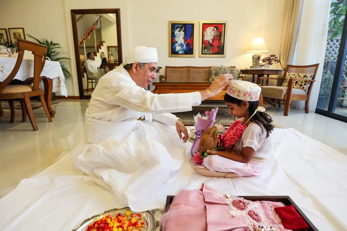 祭司帕西在为7岁小女孩主持入教仪式。（陈斌勤摄）