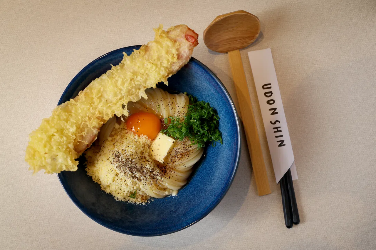 Udon Shin的招牌Carbonara乌冬面，伴有天妇罗培根。（龙国雄摄）
