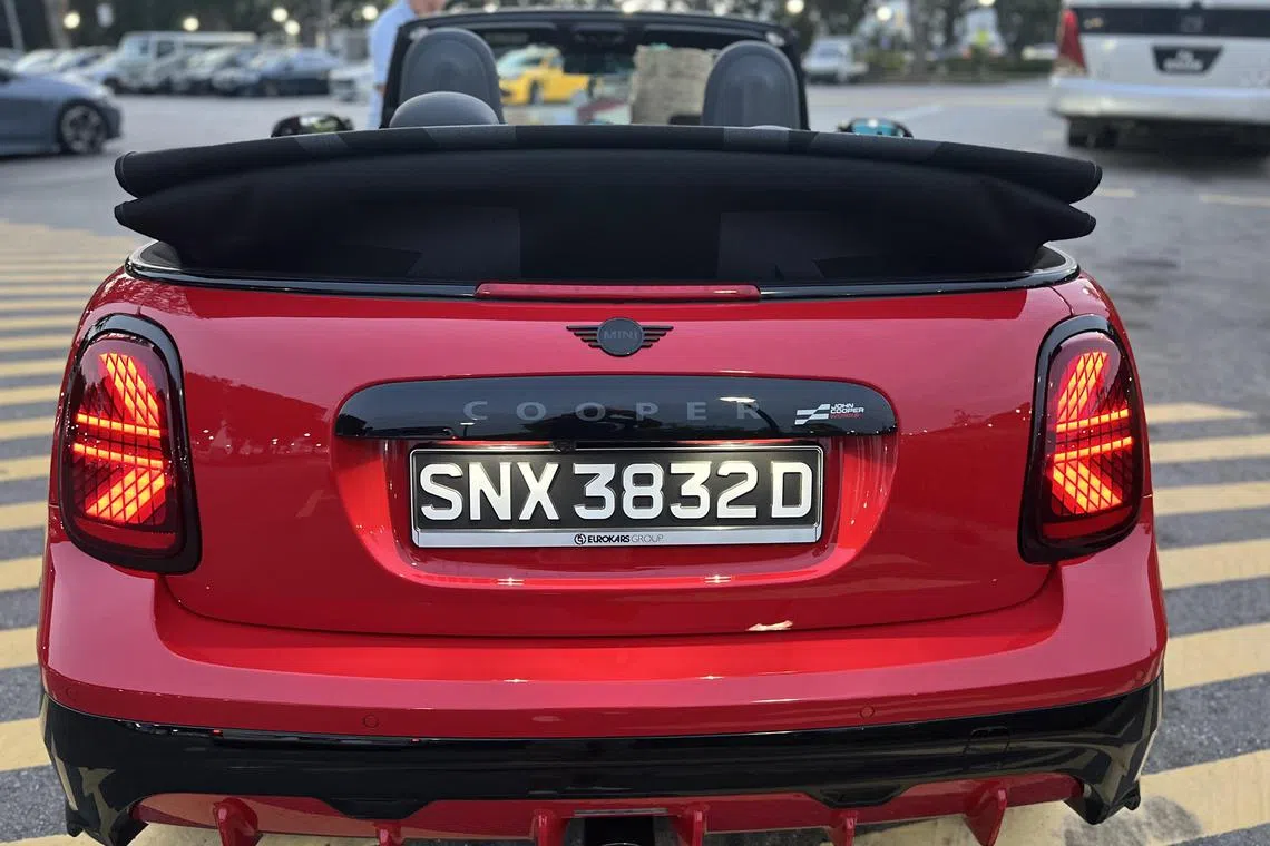 车尾中央单出排气管及扩散器设计，气势十足。（吴庆康摄）