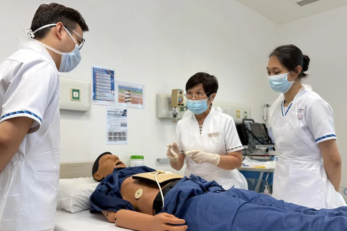 除了照顾病人，柳惜妹还担任导师，把60年的工作经验传授给年轻护士。（视频截图）