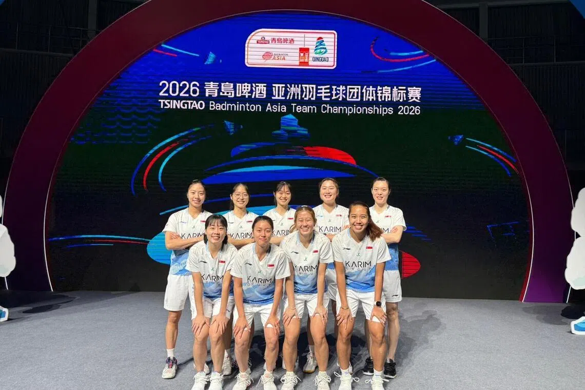 我国女队在第二场小组赛0比5不敌中华台北。上排左起为杨佳敏、李政虹、李政妍、许妤欣和金羽佳，下排左起为郑仪、王晓恩、李心仪和努尔因斯利亚。（新加坡羽毛球总会提供）