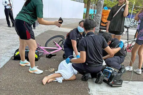 遭“死飞车”撞倒 12岁女童昏迷不醒